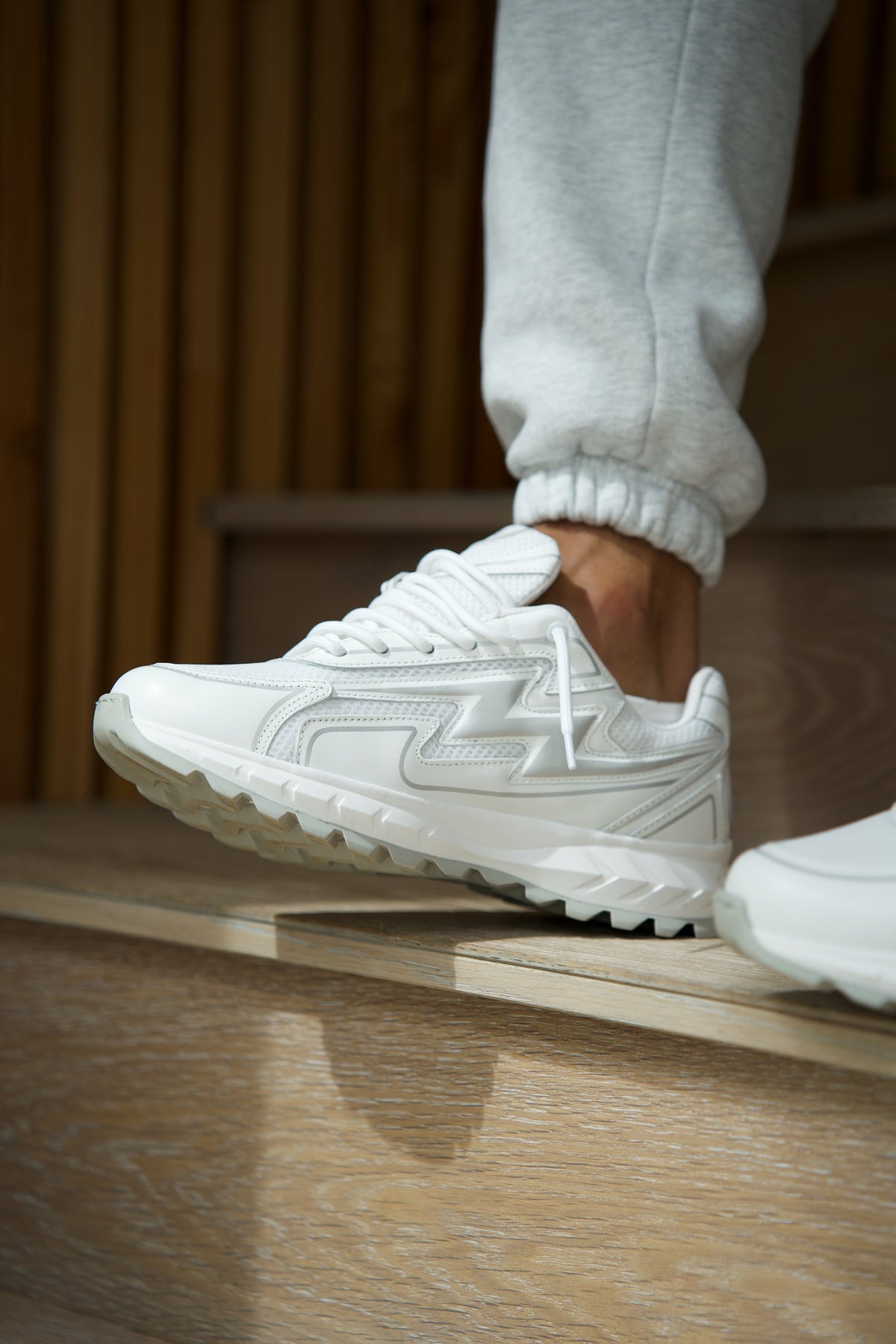 White Cosmo Runner